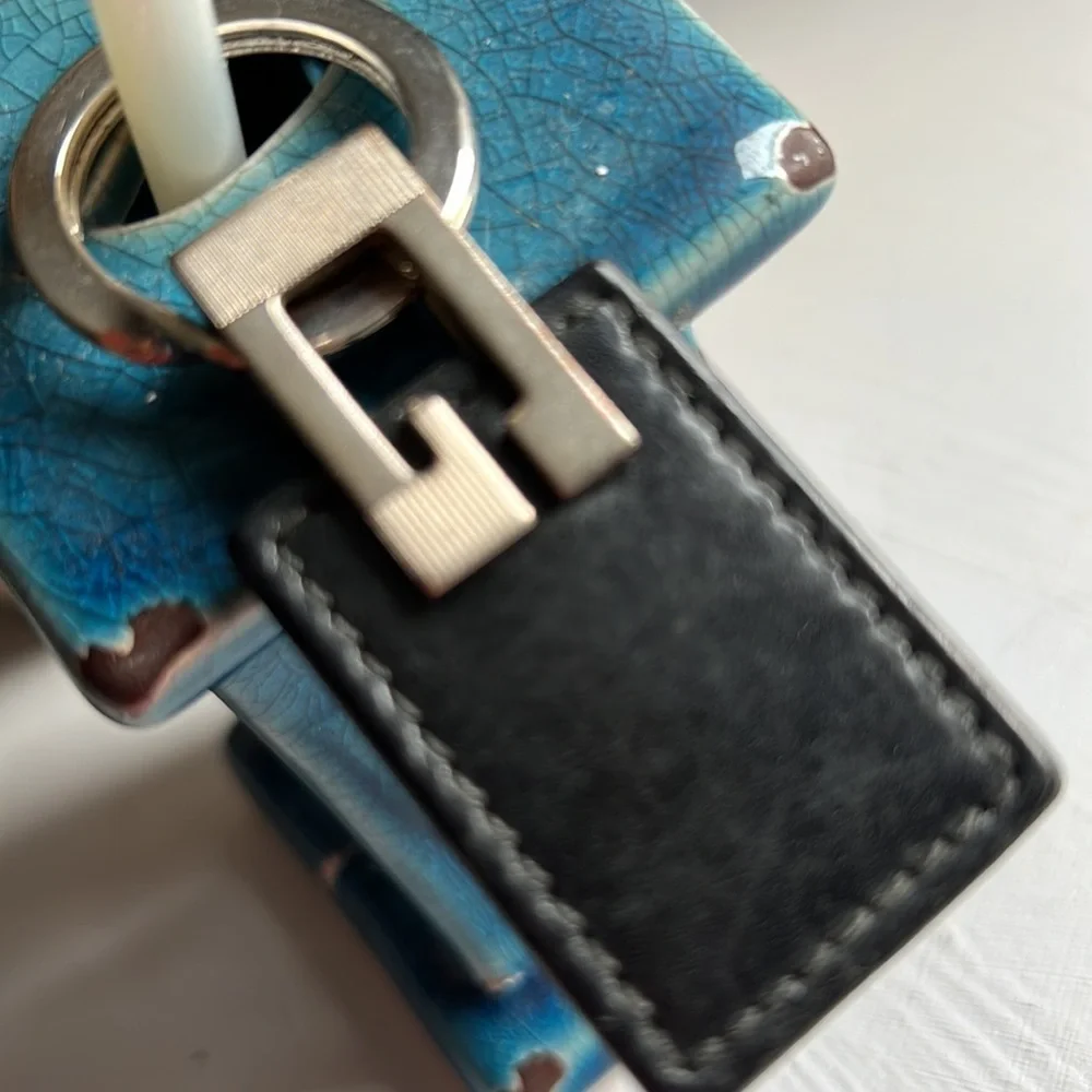 GUCCI Logo Silver Metal Tone Leather Key Holder Charm Unisex Vintage Authentic